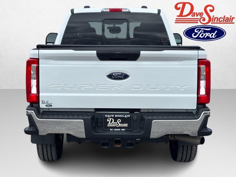 Ford Super Duty F-250 SRW Vehicle Full-screen Gallery Image 08
