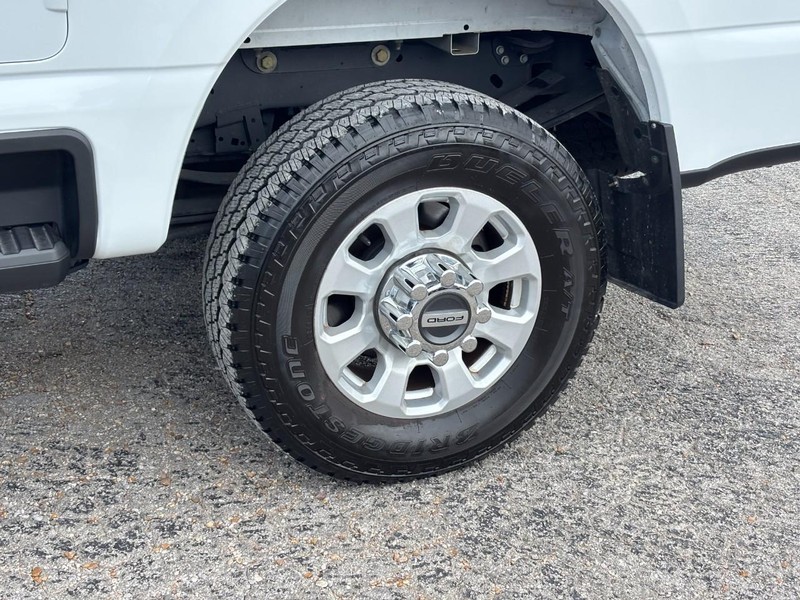 Ford Super Duty F-250 SRW Vehicle Full-screen Gallery Image 11