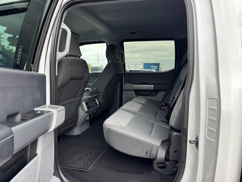 Ford Super Duty F-250 SRW Vehicle Full-screen Gallery Image 12
