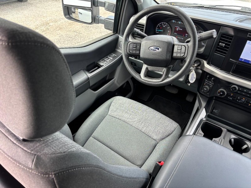 Ford Super Duty F-250 SRW Vehicle Full-screen Gallery Image 13