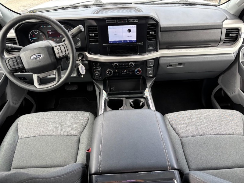 Ford Super Duty F-250 SRW Vehicle Full-screen Gallery Image 14