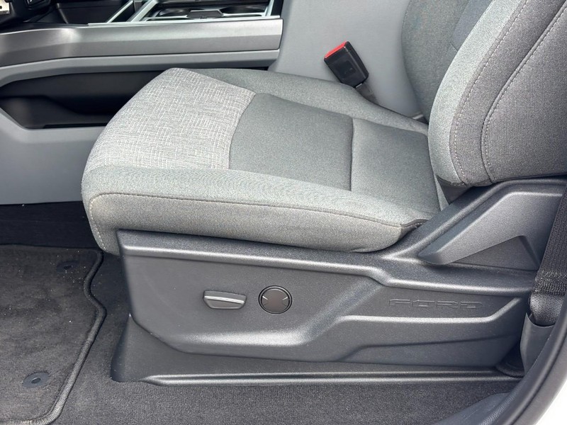 Ford Super Duty F-250 SRW Vehicle Full-screen Gallery Image 16