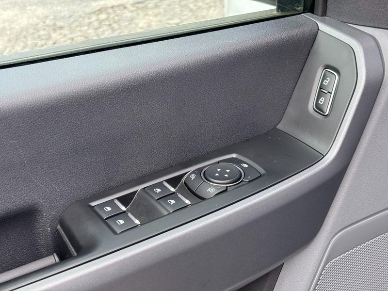 Ford Super Duty F-250 SRW Vehicle Full-screen Gallery Image 17