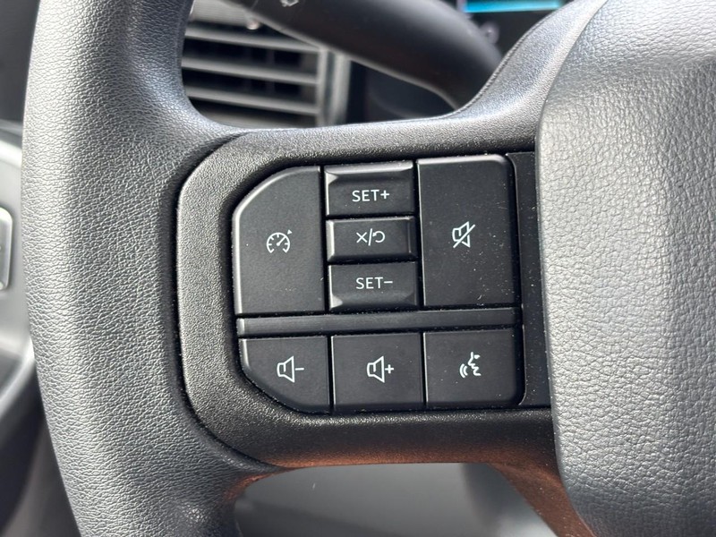 Ford Super Duty F-250 SRW Vehicle Full-screen Gallery Image 18