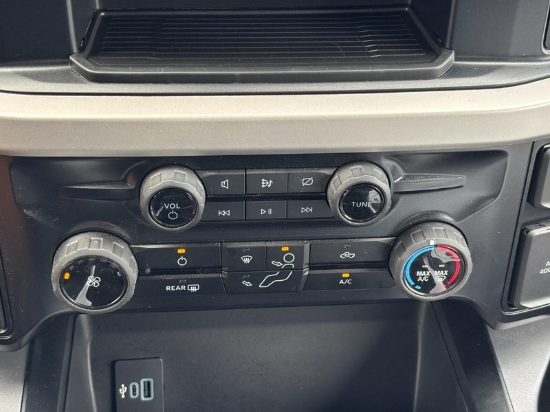 Ford Super Duty F-250 SRW Vehicle Full-screen Gallery Image 23