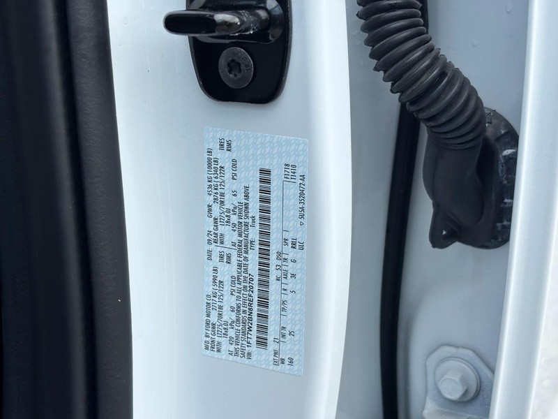 Ford Super Duty F-250 SRW Vehicle Full-screen Gallery Image 24