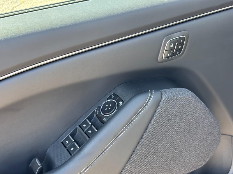 Ford Mustang Mach-E Vehicle Full-screen Gallery Image 18