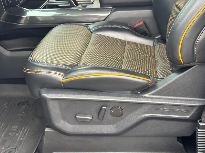 Ford F-150 Vehicle Full-screen Gallery Image 16