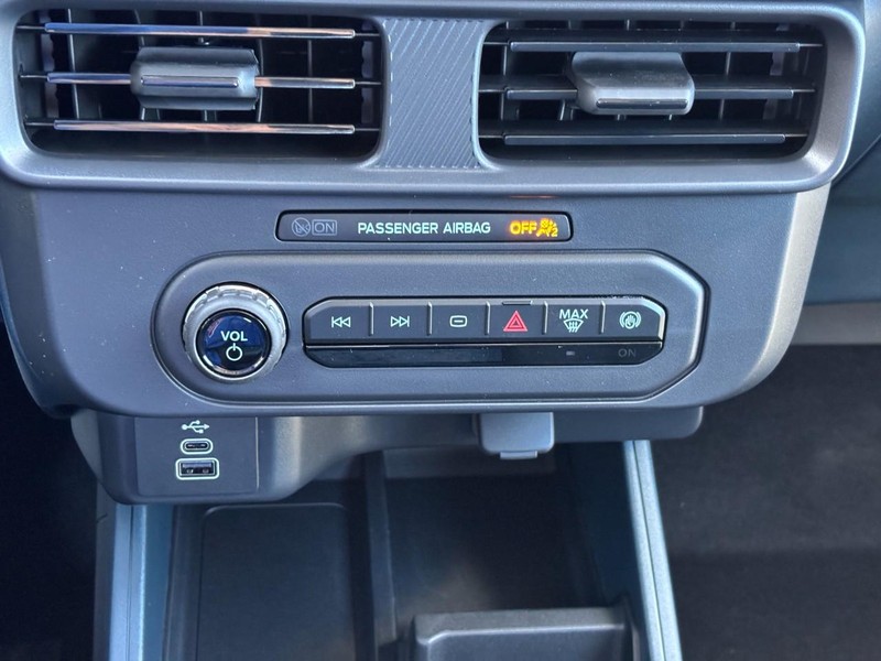 Ford Maverick Vehicle Image 24