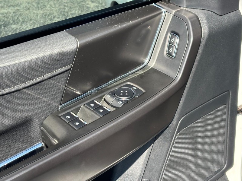 Ford F-150 Vehicle Full-screen Gallery Image 19