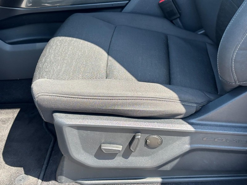 Ford F-150 Vehicle Full-screen Gallery Image 17