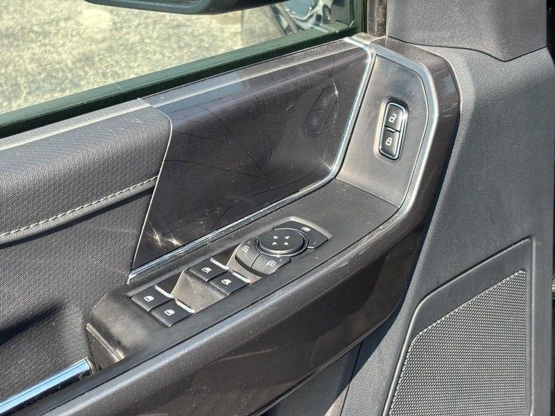 Ford F-150 Vehicle Full-screen Gallery Image 18
