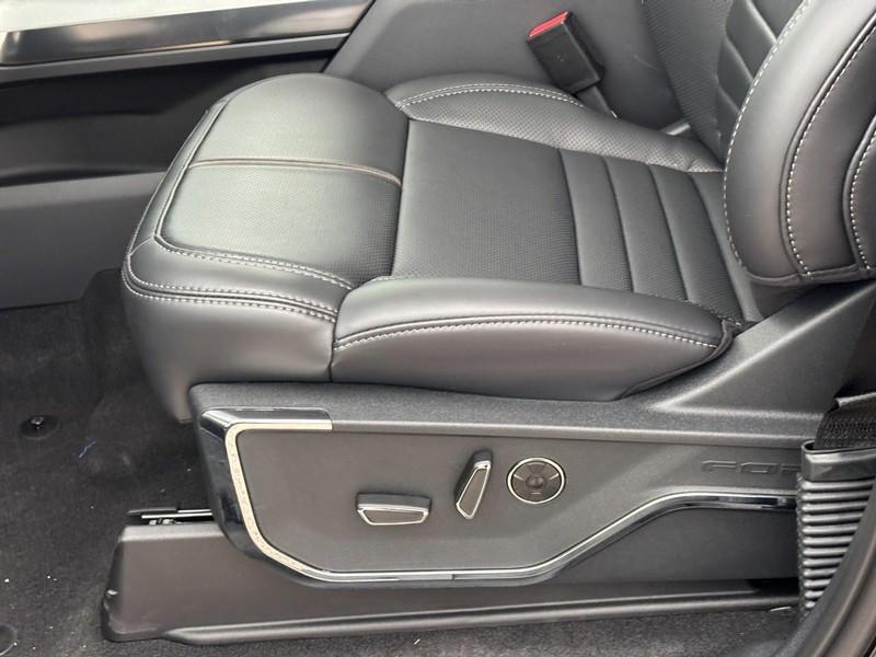 Ford F-150 Vehicle Full-screen Gallery Image 17