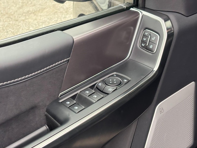 Ford F-150 Vehicle Full-screen Gallery Image 18