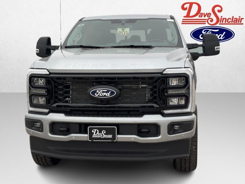 Ford Super Duty F-250 SRW Vehicle Full-screen Gallery Image 02