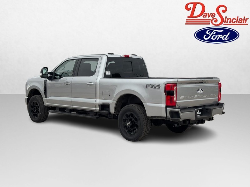 Ford Super Duty F-250 SRW Vehicle Full-screen Gallery Image 09