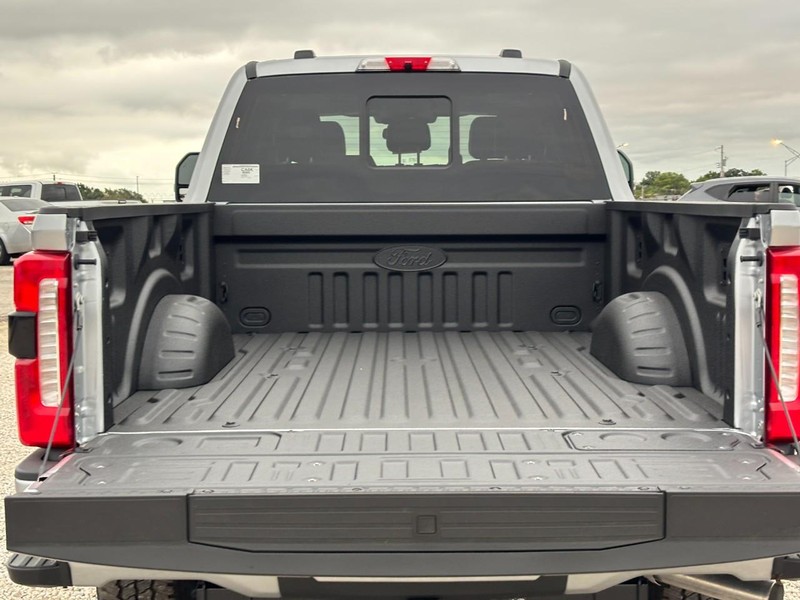 Ford Super Duty F-250 SRW Vehicle Full-screen Gallery Image 11