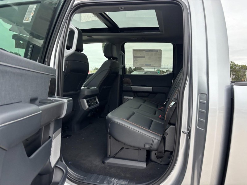 Ford Super Duty F-250 SRW Vehicle Full-screen Gallery Image 13