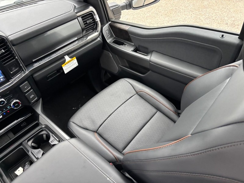 Ford Super Duty F-250 SRW Vehicle Full-screen Gallery Image 16