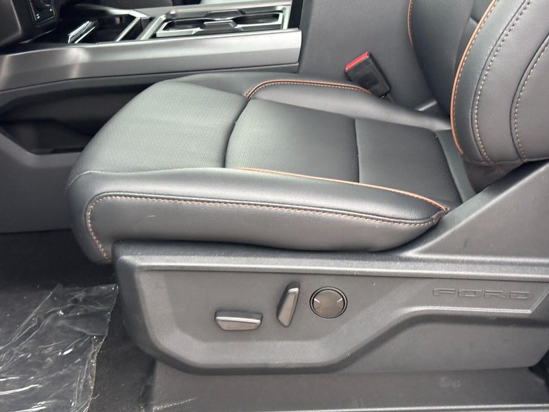 Ford Super Duty F-250 SRW Vehicle Full-screen Gallery Image 17