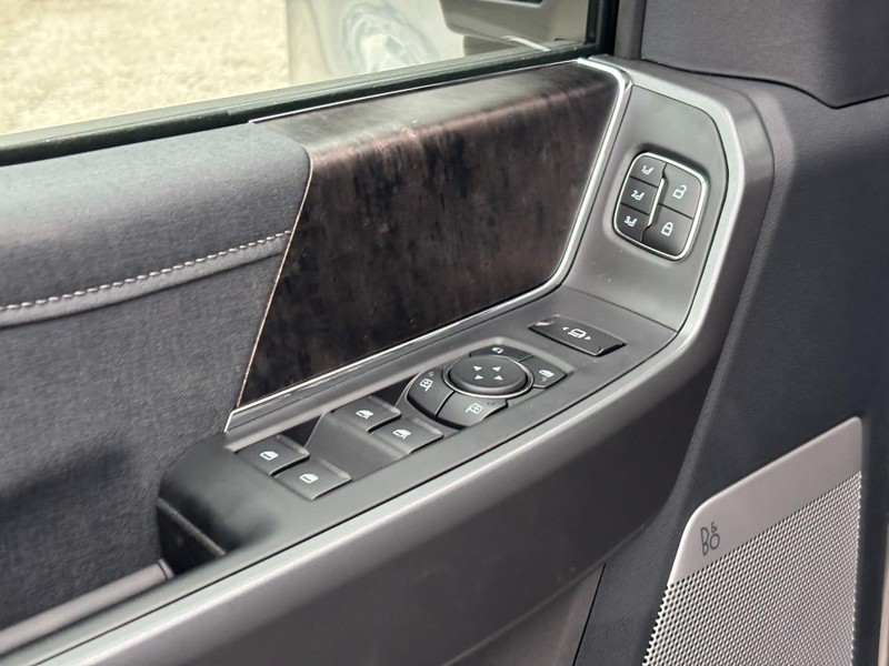 Ford Super Duty F-250 SRW Vehicle Full-screen Gallery Image 18