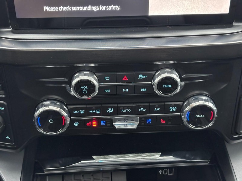 Ford Super Duty F-250 SRW Vehicle Full-screen Gallery Image 25