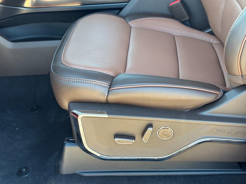 Ford F-150 Vehicle Full-screen Gallery Image 17