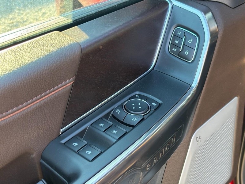 Ford F-150 Vehicle Full-screen Gallery Image 18