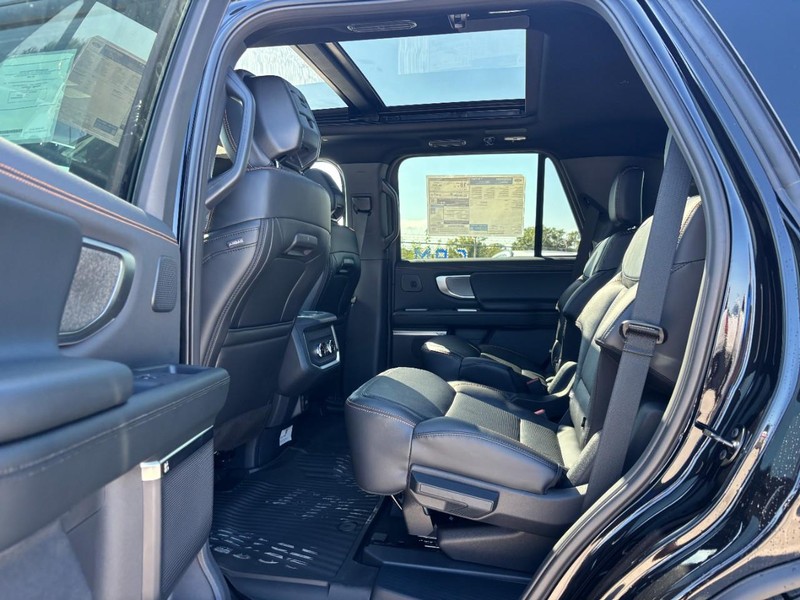 Ford Expedition Vehicle Image 14