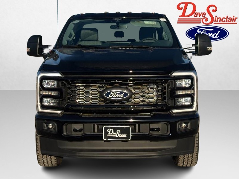 Ford Super Duty F-250 SRW Vehicle Full-screen Gallery Image 02