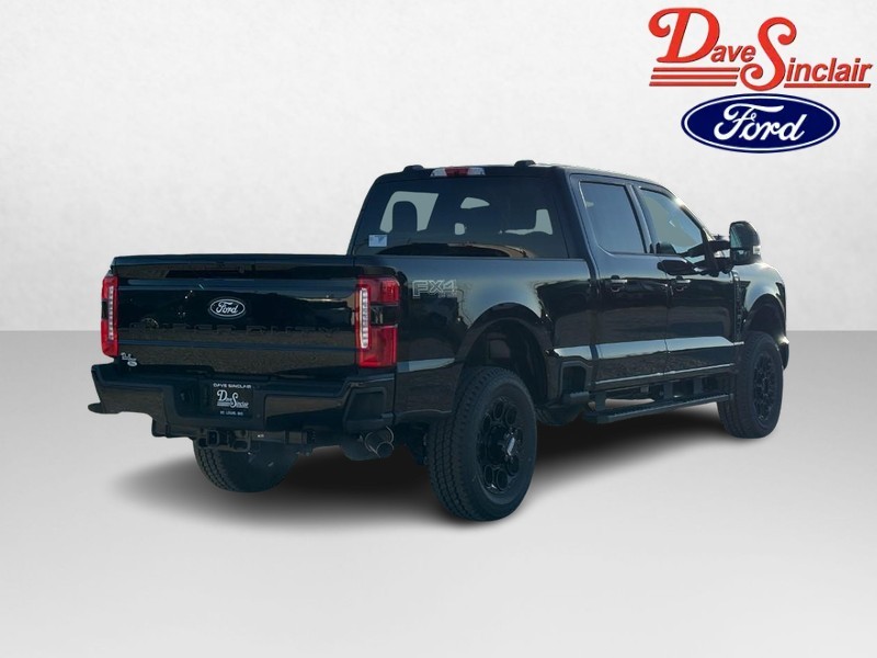 Ford Super Duty F-250 SRW Vehicle Full-screen Gallery Image 07