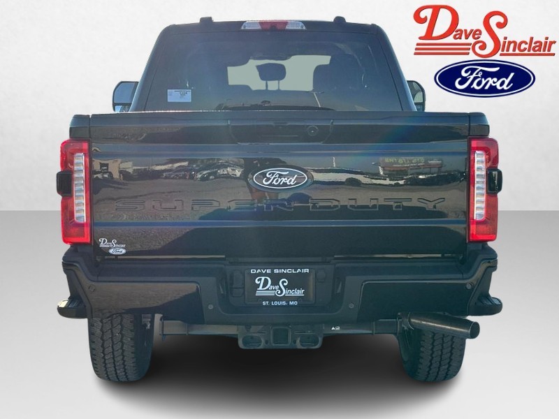 Ford Super Duty F-250 SRW Vehicle Full-screen Gallery Image 08