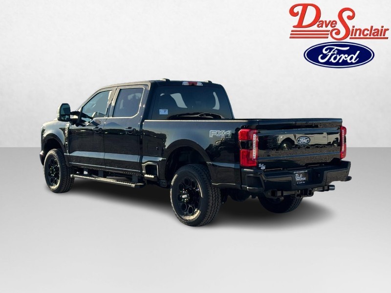 Ford Super Duty F-250 SRW Vehicle Full-screen Gallery Image 09