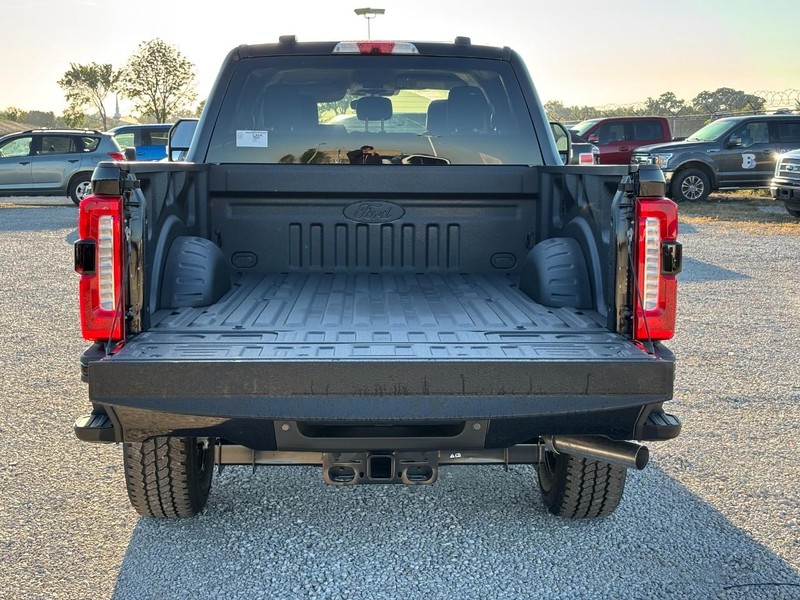 Ford Super Duty F-250 SRW Vehicle Full-screen Gallery Image 11