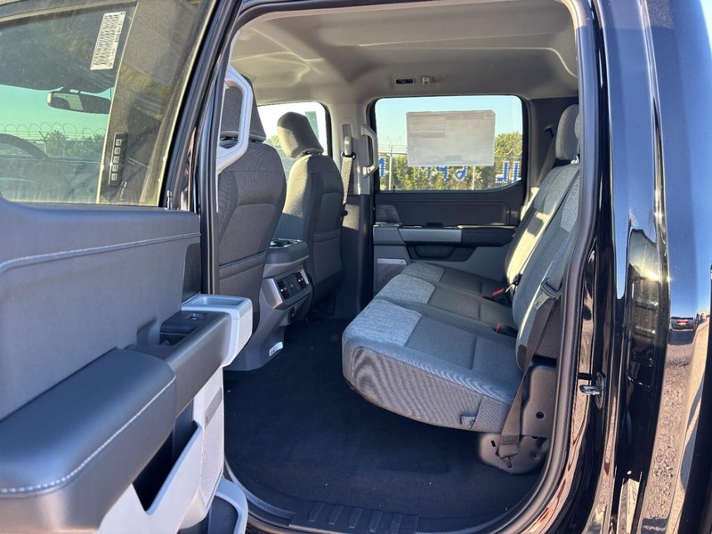 Ford Super Duty F-250 SRW Vehicle Full-screen Gallery Image 13