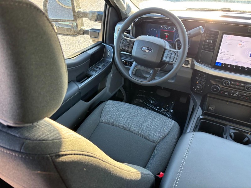Ford Super Duty F-250 SRW Vehicle Full-screen Gallery Image 14