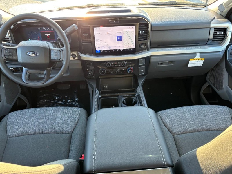 Ford Super Duty F-250 SRW Vehicle Full-screen Gallery Image 15