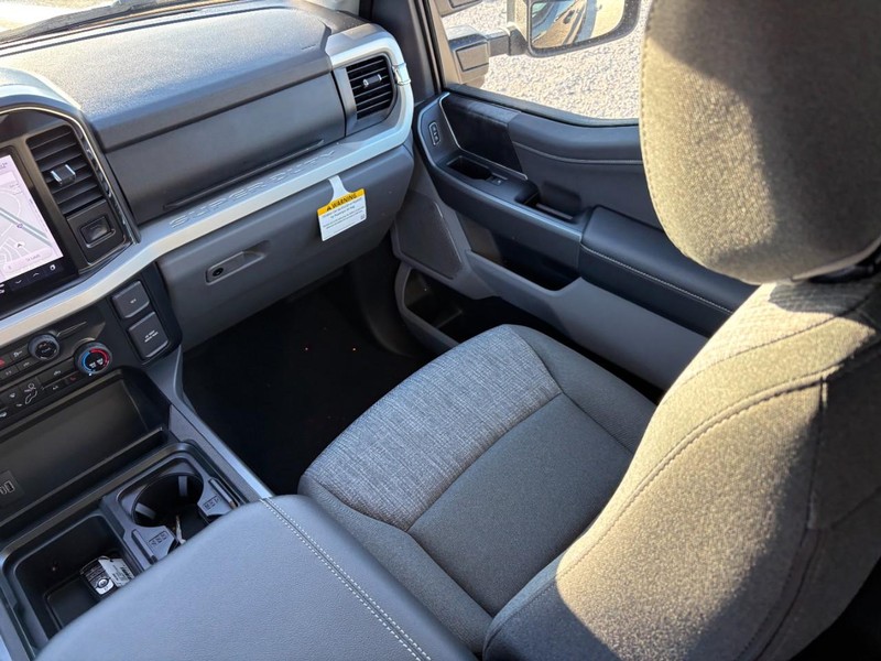 Ford Super Duty F-250 SRW Vehicle Full-screen Gallery Image 16