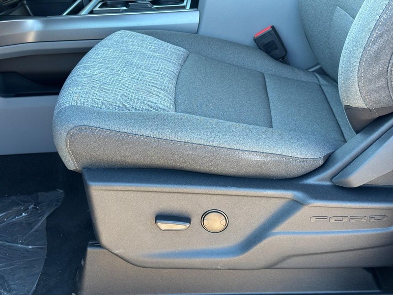 Ford Super Duty F-250 SRW Vehicle Full-screen Gallery Image 17