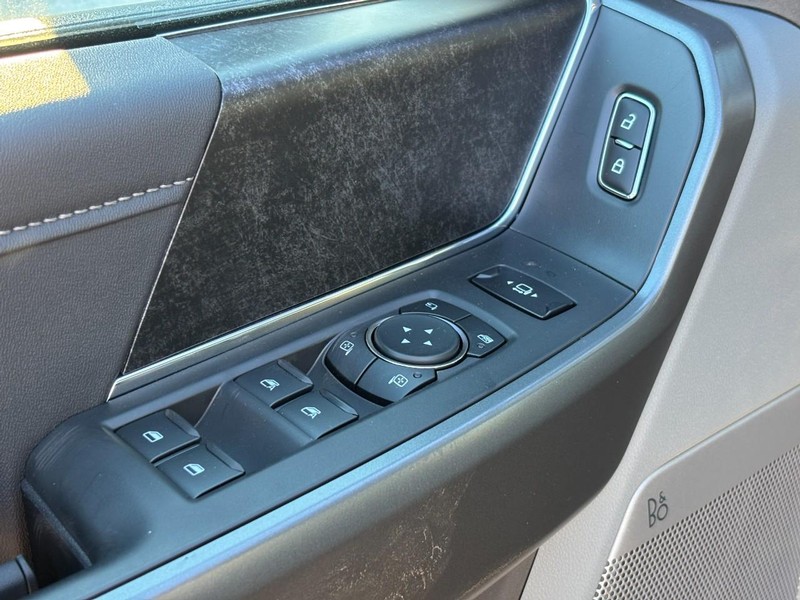 Ford Super Duty F-250 SRW Vehicle Full-screen Gallery Image 18