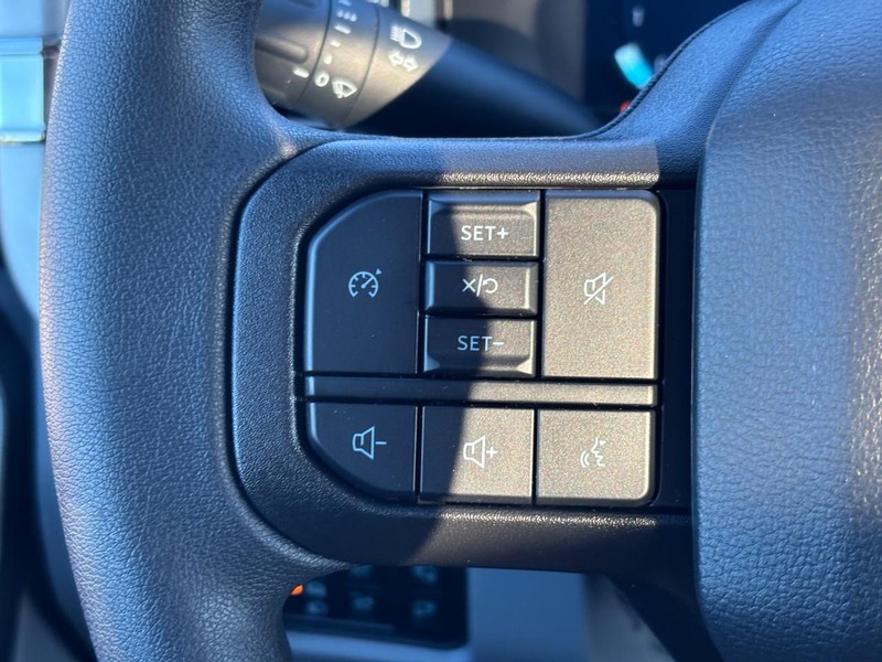 Ford Super Duty F-250 SRW Vehicle Full-screen Gallery Image 19