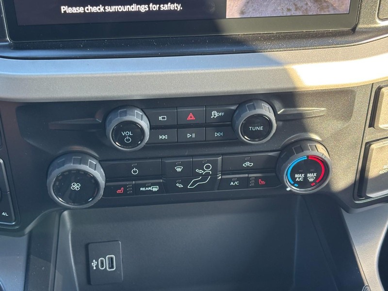 Ford Super Duty F-250 SRW Vehicle Full-screen Gallery Image 25