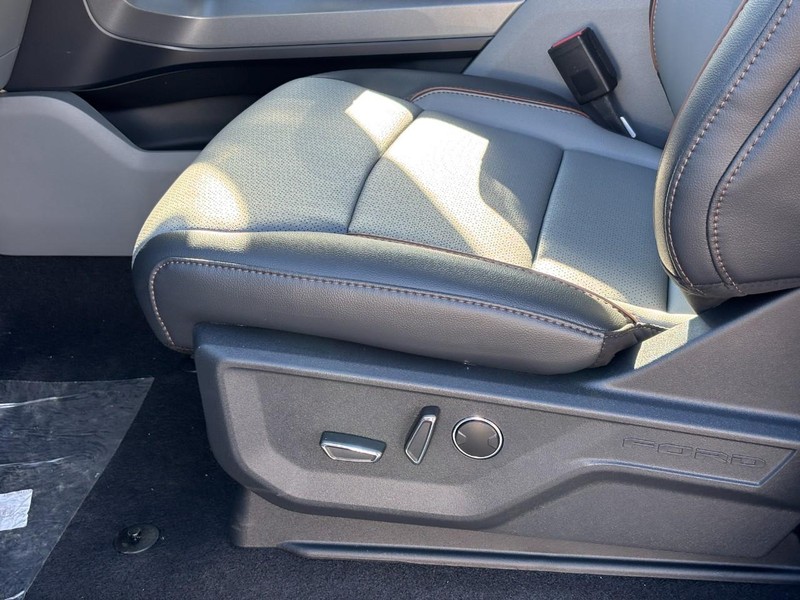 Ford F-150 Vehicle Full-screen Gallery Image 17