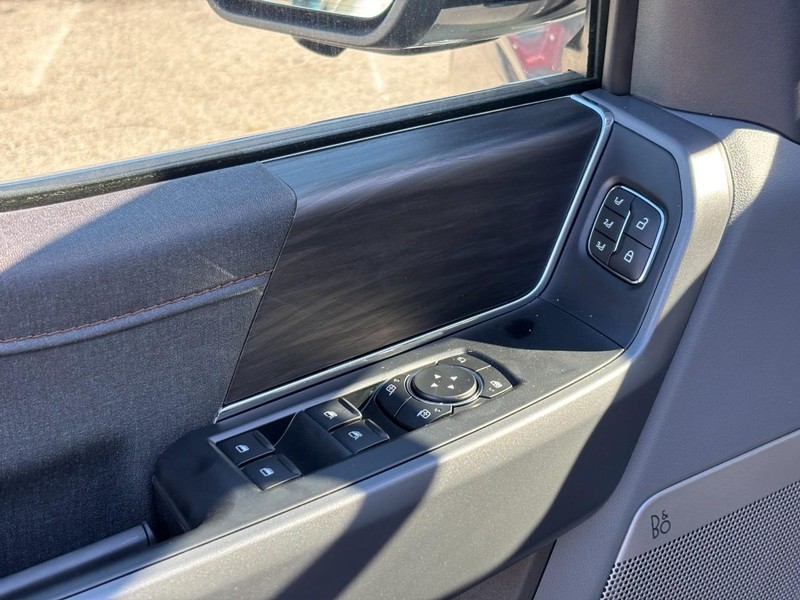 Ford F-150 Vehicle Full-screen Gallery Image 18