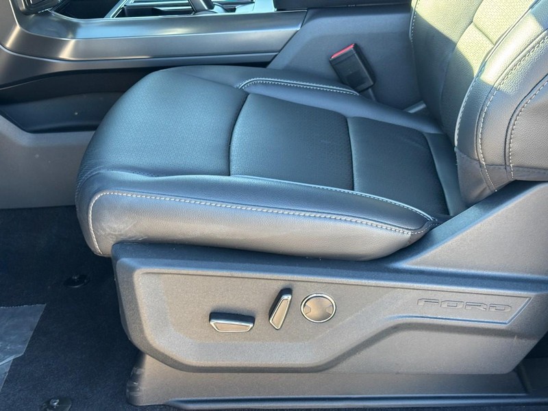 Ford F-150 Vehicle Full-screen Gallery Image 17