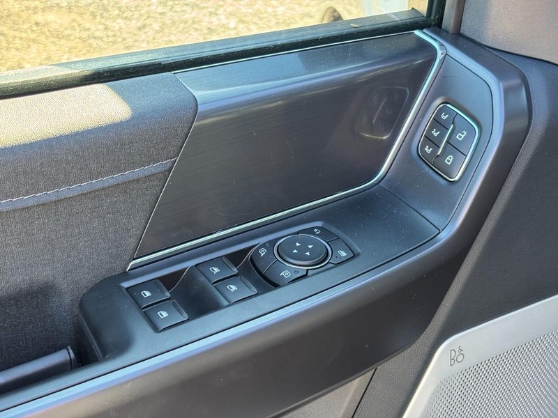 Ford F-150 Vehicle Full-screen Gallery Image 18