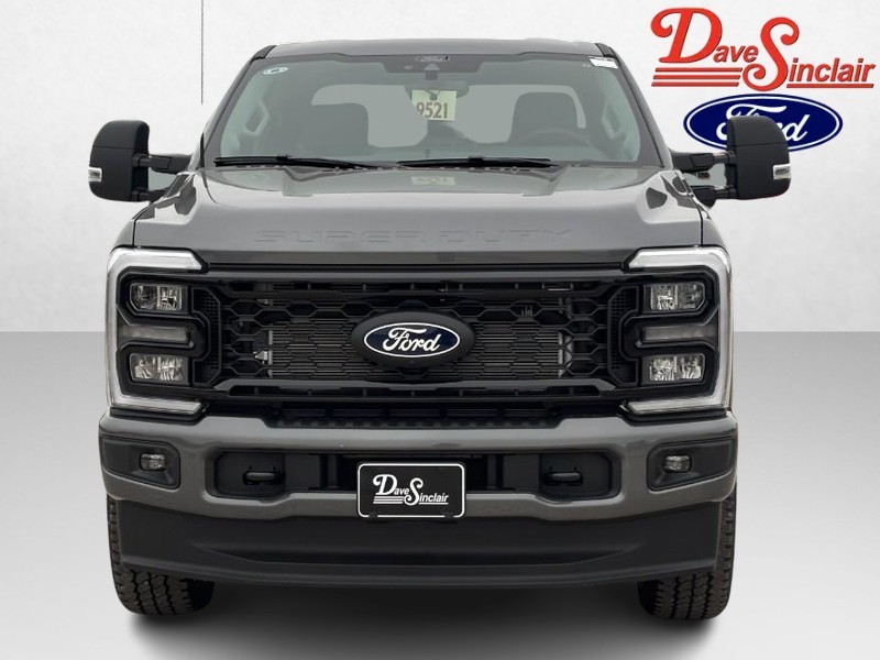 Ford Super Duty F-250 SRW Vehicle Full-screen Gallery Image 02