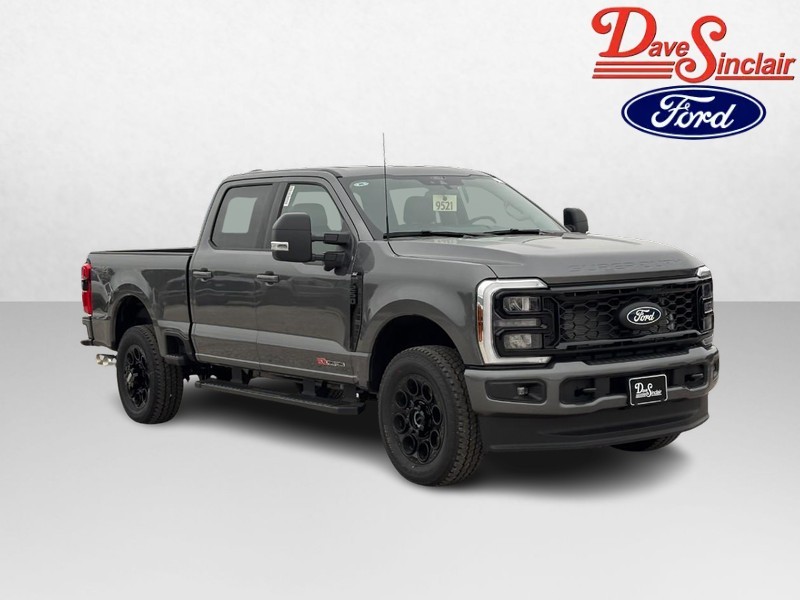 Ford Super Duty F-250 SRW Vehicle Full-screen Gallery Image 04