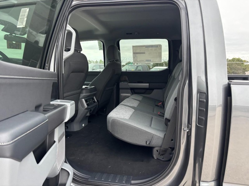 Ford Super Duty F-250 SRW Vehicle Full-screen Gallery Image 13
