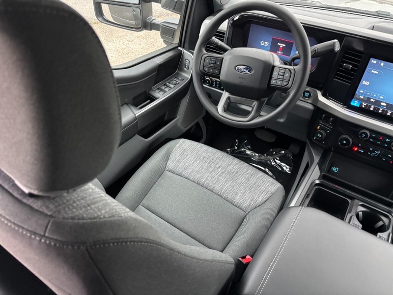 Ford Super Duty F-250 SRW Vehicle Full-screen Gallery Image 14